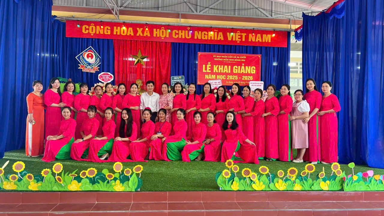 Tập thể nhà trường chụp hình với đại biểu và ban đại diện cha mẹ học sinh năm học 2024-2025