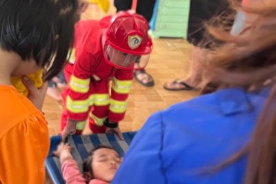 Trường MN Bông Sen tổ chức cho trẻ trải nghiệm ” Lính cứu hoả”
