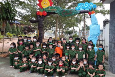 Chào mừng ngày thành lập QĐNDVN 22/22. Các cô tổ chức cho các cháu trải nghiệm  làm chú bộ đội.